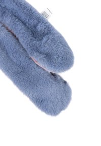 Zachte blauwe nepbont slippers met ronde neuzen en een pluizige textuur; heeft een roze zool en een verzorgingslabel aan de zijkant.