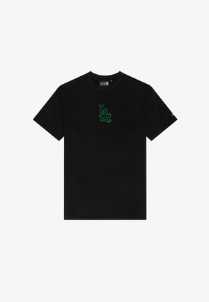 Fekete pamut póló, kicsi zöld "LA" logóval a mellkason. Rövid ujjú, lekerekített nyakú, normál fit, sima textúrával.