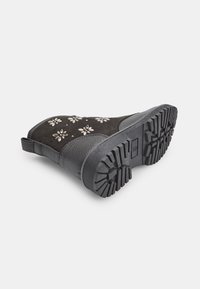 Stivale alla caviglia nero in materiale scamosciato, con materiali floreali, suola in gomma texture e una linguetta sul retro per una facile calzata.