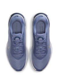 Scarpe da ginnastica viola con tomaia in rete traspirante, punta rotonda, lacci piatti e suola bianca. Presentano un logo argentato e dettagli testurizzati.