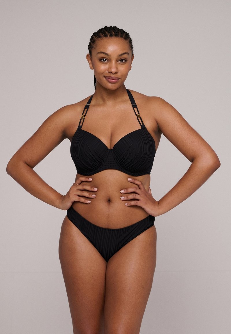 Svart bikini-set med en texturerad randig mönster, byglar i kuporna, justerbara axelband med guldfärgade detaljer, och en klassisk bikinitrosa.