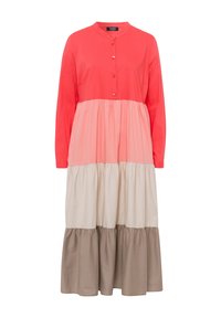Lang knopenjurk met een ronde kraag, featuring kleurblokken in koraal, perzik, beige en taupe. Zachte textuur en vloeiende ontwerp.