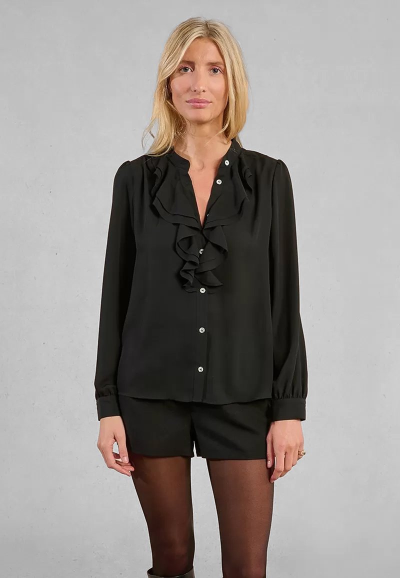 Camicia nera a maniche lunghe con un design frontale arricciato e chiusura con bottoni, realizzata in tessuto morbido con una silhouette aderente.