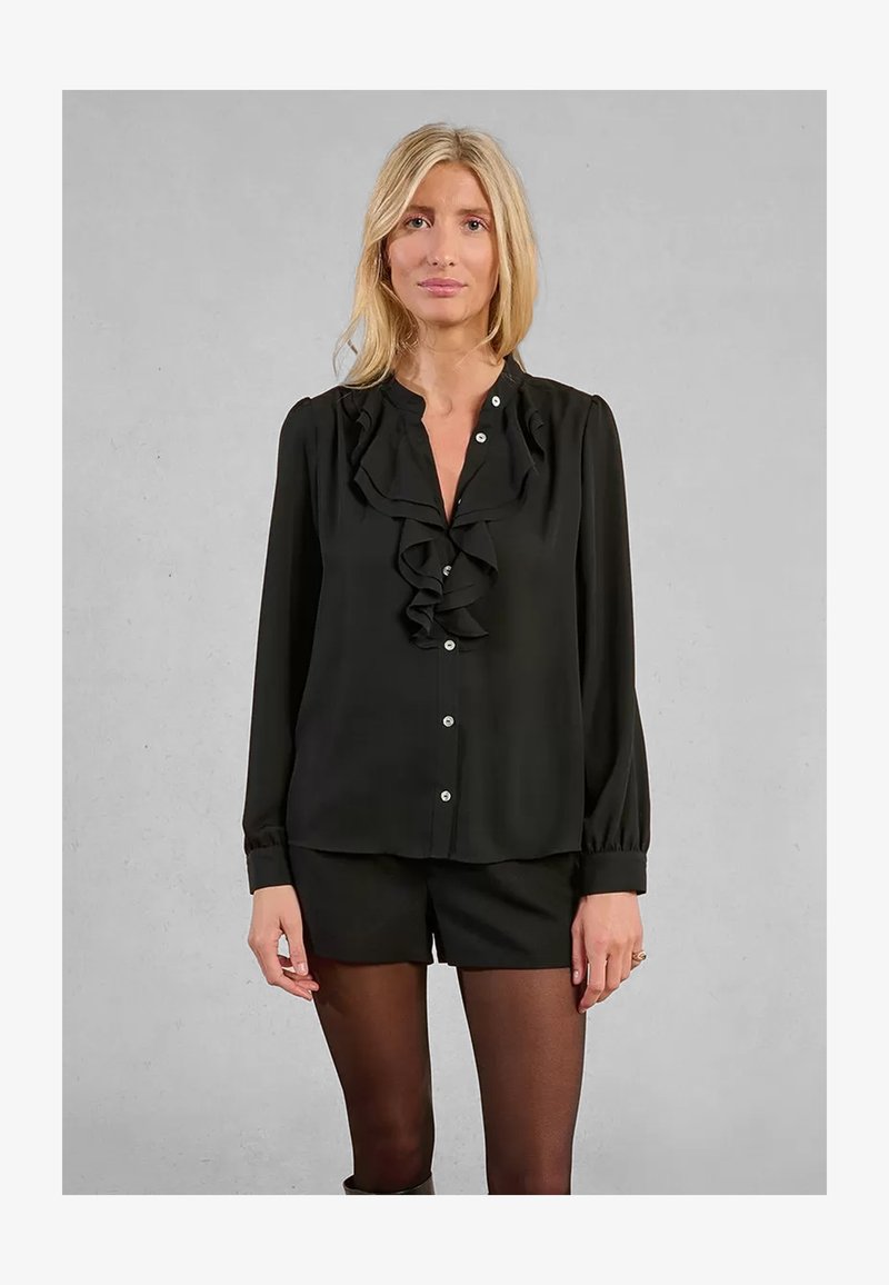Camicia nera a maniche lunghe con un design frontale arricciato e chiusura con bottoni, realizzata in tessuto morbido con una silhouette aderente.
