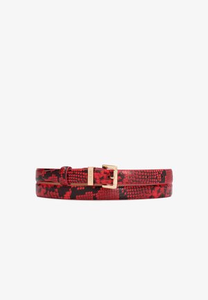 Ceinture en cuir à motif peau de serpent rouge et noir avec une boucle en métal doré et une ardillon réglable. Texture lisse, design élégant.