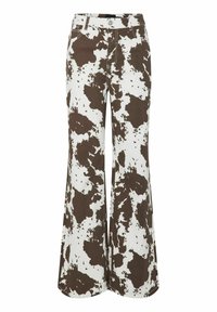WIDE FIT PCFAMINA - Flared Jeans - bright white