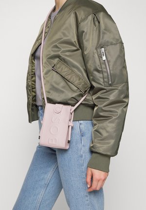 SUSAN PHONE HOLD - Phone case - light/pastel pink