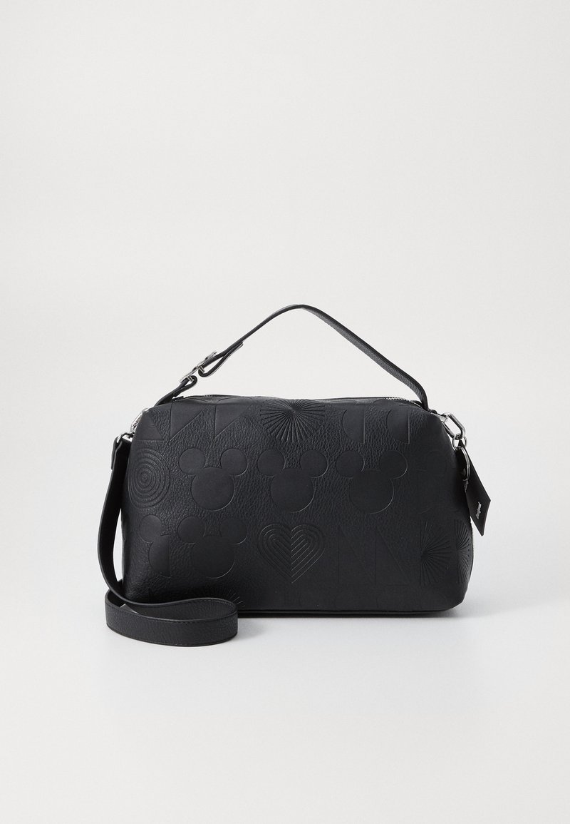 Μαύρη τσάντα με υφή, διακοσμημένη με ανάγλυφα σχέδια του Μίκυ Μάους, αποσπώμενος ιμάντας ώμου και λαβή στο πάνω μέρος. Κλείσιμο με φερμουάρ στην κορυφή.