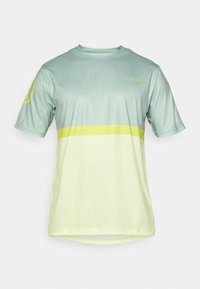 Maglietta sportiva leggera a maniche corte di colore verde menta con una striscia orizzontale gialla. Tessuto traspirante e design con colletto a girocollo.