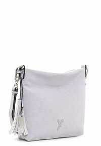 Borsa in pelle perforata lilla con chiusura a zip, tracolla regolabile e accessori in argento. Presenta dettagli con frange e logo.