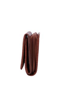 Brun läderplånbok med ett texturerat krokodilsmönster, som har dragkedjestängning och flera fack för organisering.