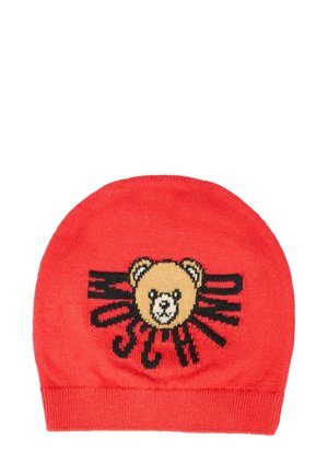 Berretto lavorato a maglia rosso con grafica di un orso in marrone e nero, e strisce a raggi di sole sullo sfondo. Texture morbida, forma arrotondata.