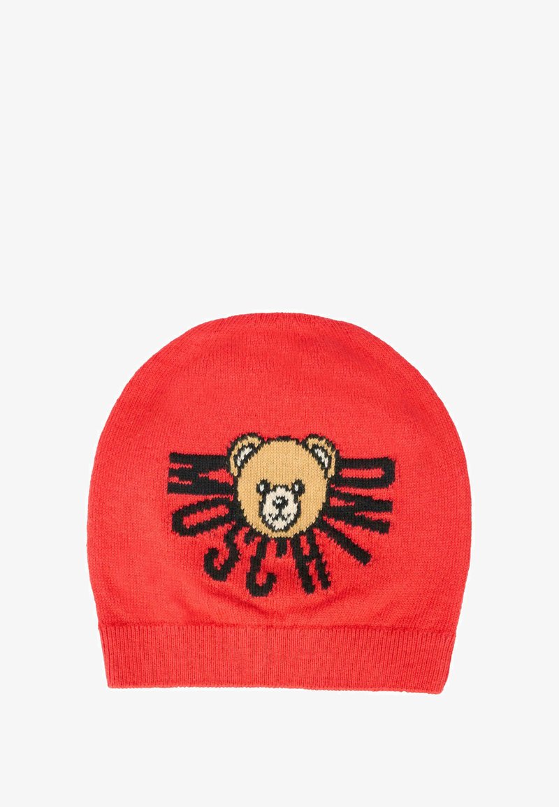 Berretto lavorato a maglia rosso con grafica di un orso in marrone e nero, e strisce a raggi di sole sullo sfondo. Texture morbida, forma arrotondata.