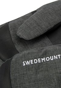 Grijze stoffen handschoenen met zwarte leren accenten, een gestructureerde afwerking en de tekst "SWEDEMOUNT" geborduurd in het wit.
