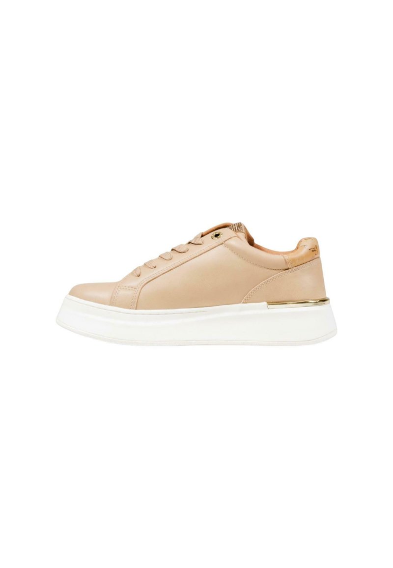Sneaker bassa in pelle beige con lacci, suola spessa bianca e un piccolo accento dorato vicino al tallone.