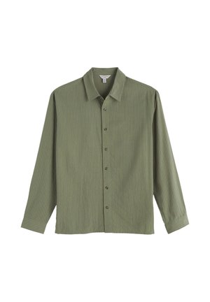 Camisa de manga larga verde oliva con botones, con sutiles rayas verticales y un cuello clásico puntiagudo, mostrada sobre un fondo blanco.