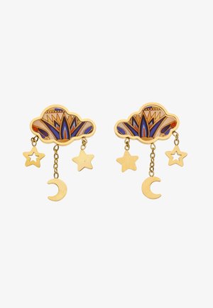 Boucles d’oreilles en forme de nuage doré avec émail à motifs bleu et orange et breloques pendantes étoile et croissant de lune.