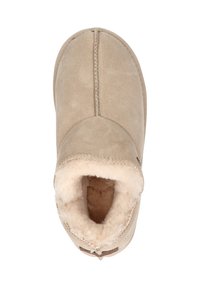 Beige suède pantoffel met een zachte bontvoering, ronde neus, gestikte details en een tabaccent. Bovenaanzicht toont de binnenvoering.