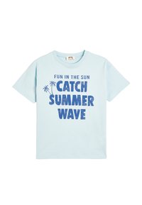 Lys blå bomulds t-shirt med fed blå tekst: "SJOV I SOLEN TAG SOMMERBØLGEN", med palme grafik på begge sider.