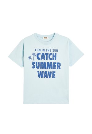 Lys blå bomulds t-shirt med fed blå tekst: "SJOV I SOLEN TAG SOMMERBØLGEN", med palme grafik på begge sider.