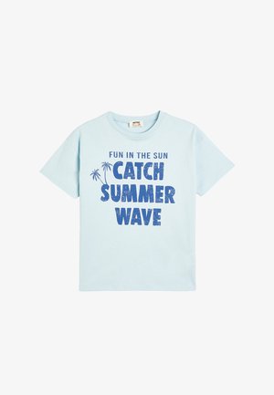 Lys blå bomulds t-shirt med fed blå tekst: "SJOV I SOLEN TAG SOMMERBØLGEN", med palme grafik på begge sider.