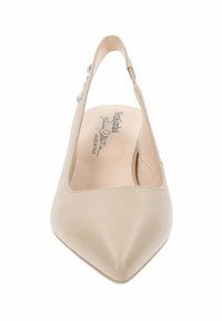 Pump a slitta in pelle beige con punta affusolata, superficie liscia e un piccolo accento decorativo in argento sul tacco.