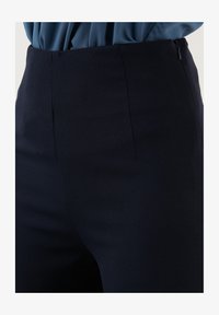 Atlasīts, dark blue