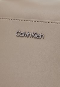 Calvin Klein ESSENTIAL CUBE REPORTER UNISEX - Borsa a tracolla - cinder