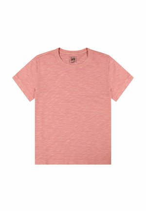 Camiseta rosa jaspeada de cuello redondo y manga corta con etiqueta de la marca Lee en el interior del cuello, extendida sobre un fondo blanco.