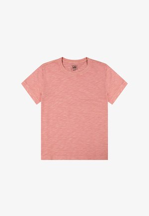 Lyhythihainen, pyöreäkauluksinen vaaleanpunainen pilkullinen t-paita, jossa Lee-merkkilappu kauluksen sisäpuolella, aseteltu tasaiselle valkoiselle pinnalle.