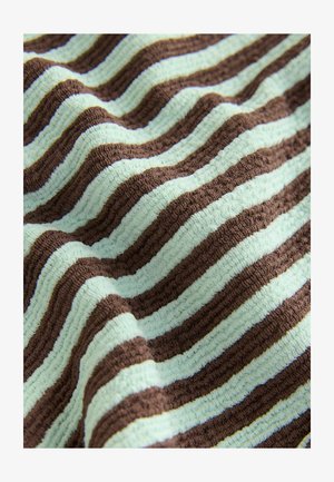 Geweven stof met afwisselend strepen in lichtblauw en donkerbruin in een golfpatroon, met een zachte, geribde oppervlakte.