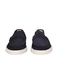 Zapatos de ante azul marino tipo slip-on con puntera redonda, suela de goma blanca, costuras decorativas y textura suave. Diseño sencillo con acentos mínimos.