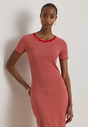 Rød og beige stripete kjole med rund hals og korte ermer, med en tettsittende form og myk ribbestruktur. Gullfargede detaljer ved håndleddet.