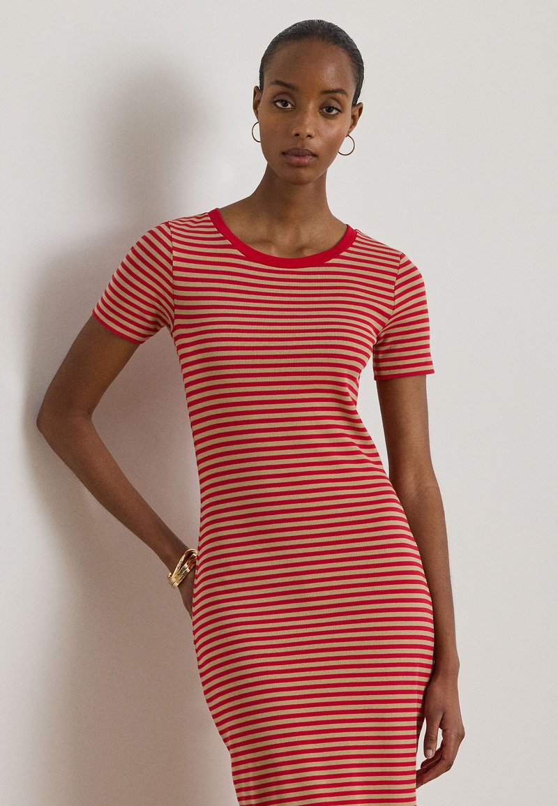 Φόρεμα με ρίγες σε κόκκινο και μπεζ, με στρογγυλή λαιμόκοψη και κοντά μανίκια, διαθέτει εφαρμοστή γραμμή και απαλή ριμπ υφή. Χρυσές λεπτομέρειες στον καρπό.