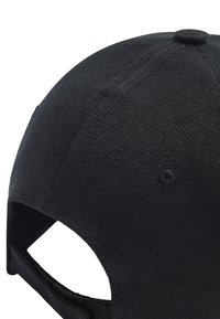 Cappellino da baseball nero con tessuto testurizzato, parte superiore arrotondata e retro con ritaglio per la ventilazione. Cuciture rinforzate nelle cuciture e dettagli con occhielli.
