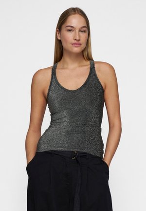 Metallisch zwarte tanktop met een ronde halslijn en brede schouderbanden. Gladde textuur met een aangesloten silhouet, gecombineerd met donkere trousers.