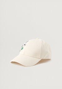 Gorra de béisbol de algodón color beige claro con visera curvada, que presenta varios parches pequeños coloridos y bordados en la parte frontal.