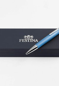 Světle modré pero se stříbrným hrotem a klipem, odpočívající na tmavomodré krabičce s logem Festina ve stříbrné barvě. Hladký povrch a elegantní design.