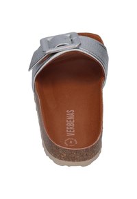 Zilverkleurige metalen gesp sandaal met een bruine kurken voetbed. Kenmerkt een gestructureerde bovenkant en een platte, lichtgekleurde zool. Merkennaam "VERBENAS" zichtbaar.