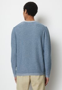 Hellblauer, gestrickter Pullover mit einem strukturierten Muster, langen Ärmeln und einem Rundhalsausschnitt. Saum und Bündchen sind mit einem kontrastierenden Besatz versehen.