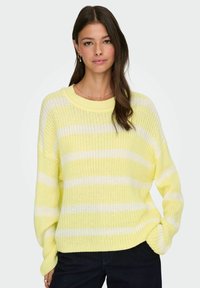 Gelb-weiß gestreifter Strickpullover mit lockerer Passform, geripptem Ausschnitt und langen Ärmeln, der ein strukturiertes, offenes Gewebe aufweist.