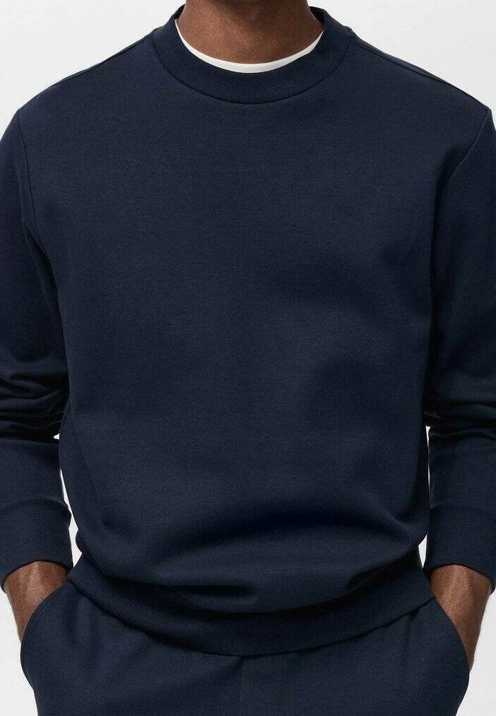 Sudadera azul marino hecha de una suave tela texturizada, con cuello redondo y puños y borde acanalados. Presenta un corte relajado y sin marcas visibles.