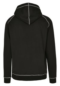 Felpa nera con cappuccio, caratterizzata da una finitura testurizzata, cappuccio regolabile e cuciture a contrasto lungo le cuciture e l'orlo. Design semplice e da indossare sopra.