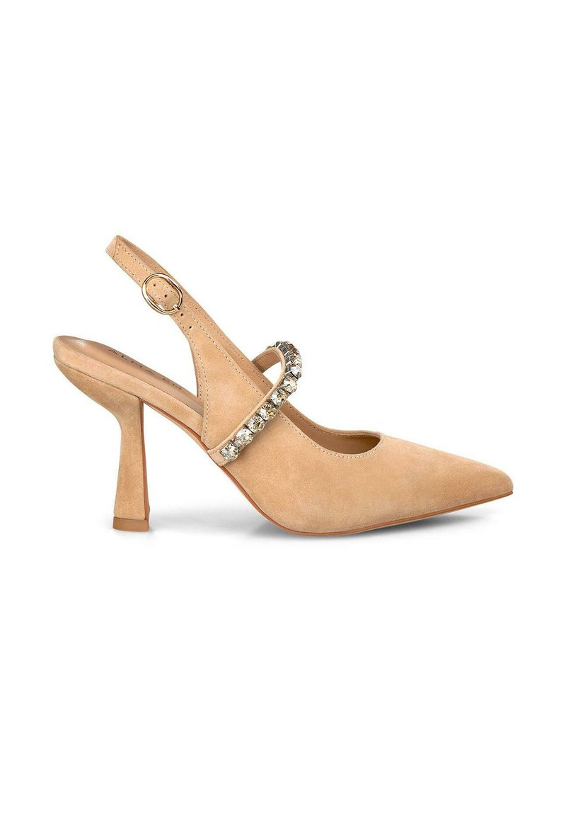 Beżowe zamszowe czółenka z odkrytym piętą i spiczastym noskiem, ozdobione dekoracyjnym paskiem z przezroczystymi cyrkoniami oraz stylowym słupkowym obcasem.