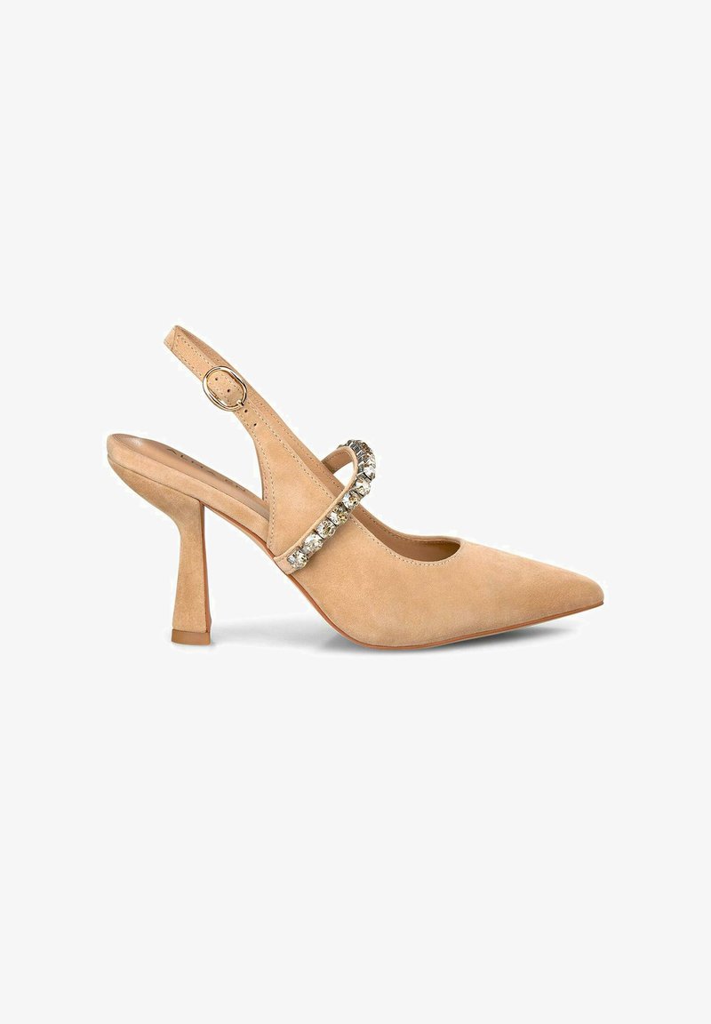 Beżowe zamszowe czółenka z odkrytym piętą i spiczastym noskiem, ozdobione dekoracyjnym paskiem z przezroczystymi cyrkoniami oraz stylowym słupkowym obcasem.