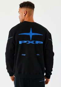 Sudadera negra con acentos gráficos azules, gran logo "PXP" y texto "PROJECT X PARIS". Cuello redondo y puños acanalados.