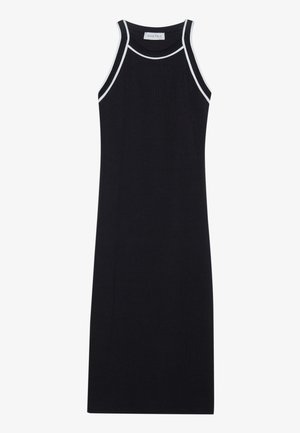 Sort, ermeløs kjole med et tettsittende design, med hvit kontrastkant langs halsen og armhulene. Glatt tekstur og kne-lengde.
