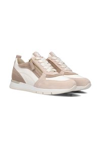 Beige suède en mesh sneakers met witte accenten, textuurelementen en een zijrits. Vetersluiting en gevoerde zool.