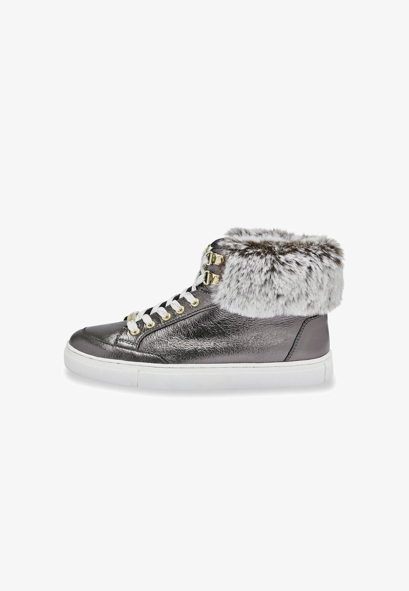 Sneaker altas di colore grigio metallico con suola bianca, colletto alla caviglia in pelliccia sintetica, occhielli dorati e lacci bianchi per un contrasto e dettagli aggiuntivi.