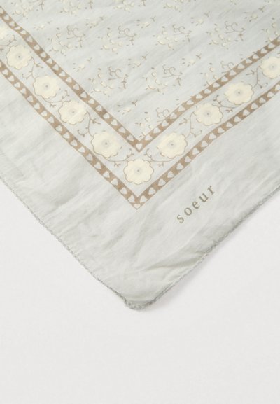 Τετράγωνο φουλάρι σε ανοιχτό γαλάζιο ύφασμα με λουλουδάτα σχέδια σε κρεμ και ταουπέ. Τελειώματα με ραφή και τυπωμένο το όνομα της μάρκας «soeur» στο κάτω μέρος.